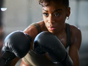 femme noire boxant